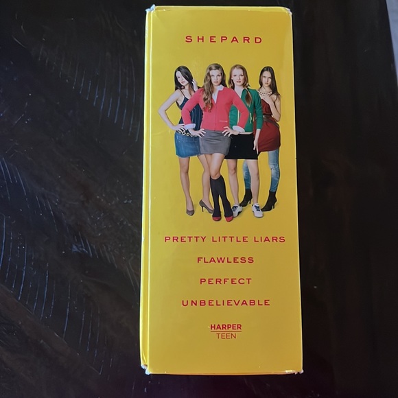 First 4 part Sarah Shepard Pretty Little Liars books slightly used - Picture 3 of 3